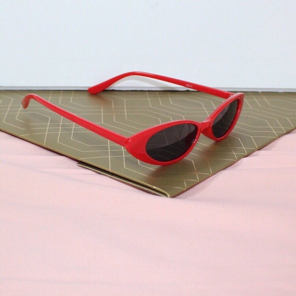 ‘Feline’ Sunglasses In ROUGE🍎 - Picture 3 of 4